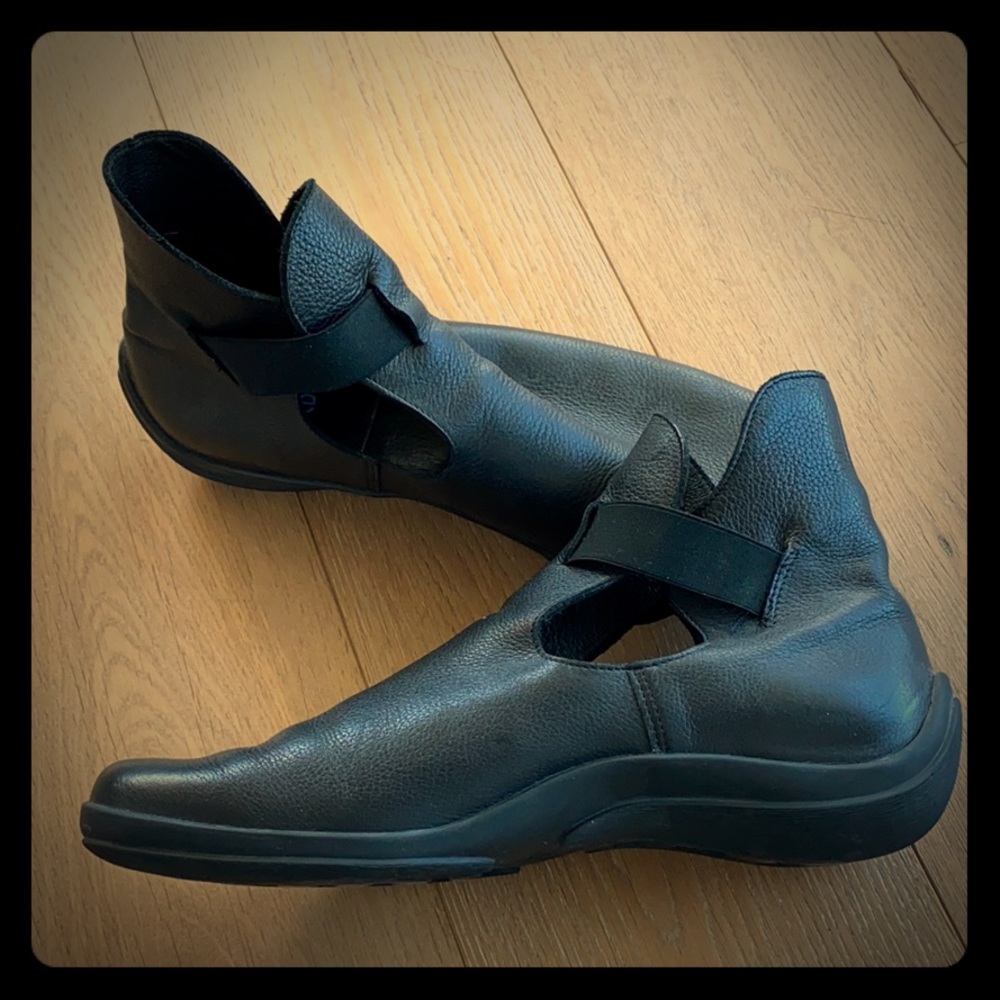 Arche slip-on leather ankle booties black size 10.